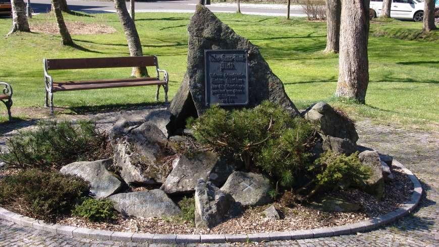 V parku je také - kromě pomníku postaveného na počest božídarského rodáka,