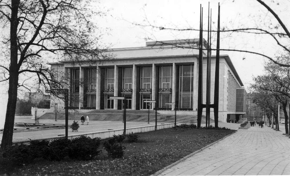 DIVADLO OPERY A BALETU / JANÁČKOVO DIVADLO Vítězný soutěžní návrh 1958: Jan Víšek, Vilém Zavřel