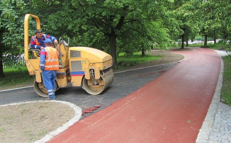 Obrázek 02: Pokládka barevného koberce BBTM 8A+, v tloušťce 20 mm Směsi BBTM se dělí do tří kategorií podle obsahu jemných částic menších než 0,063 mm na: - BBTM A s obsahem jemných částic 7 9 % -