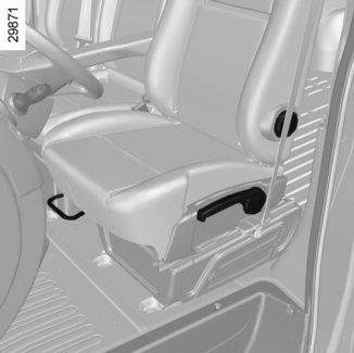 PŘEDNÍ SEDADLA (1/3) Vyhřívání sedadla (podle vybavení vozidla) A 1 2 3 4 5 Při zapnutém zapalování stiskněte spínač 5. Zabudovaná kontrolka se rozsvítí.