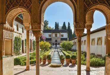 Nejstarší částí je pevnost Alcazaba, postavená na základech maurské pevnosti. Palacios Reales Nazarines s jedinečnými památkami Patio de los Arrayanes a Patio de los Leones.