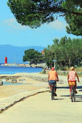 To jsou Kvarnerské ostrovy Cres, Krk a Lošinj, nabízející příjemné prostředí pro zajímavé výlety na kole, pláže ke koupání v moři a také restaurace s venkovními zahrádkami, kde se příjemně a pohodlně