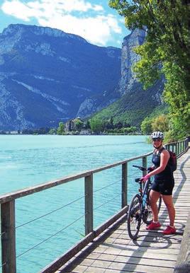 LAGO DI GARDA OKOLÍM JEZERA PO CYKLOSTEZKÁCH TAM BEZ CELONOČNÍHO PŘEJEZDU PENZION BAZÉN ITÁLIE K návštěvě nás zve krásná krajina s příjemným středomořským klimatem, v jejímž centru leží největší