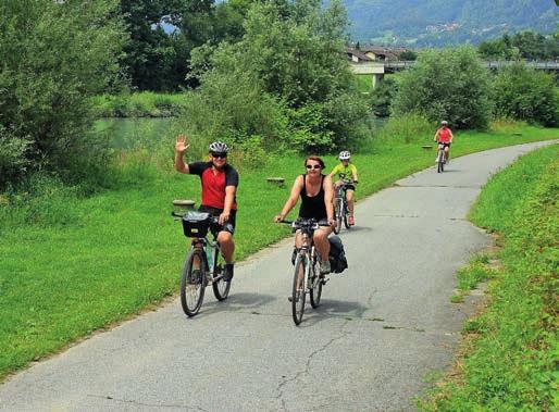 Přívětivá Korutanská riviéra v Rakousku s výrazně teplejším klimatem, kterou protéká řeka Dráva s hojně navštěvovanou drávskou cyklostezkou vedoucí po jejím břehu, útulné podhůří Julských Alp ve