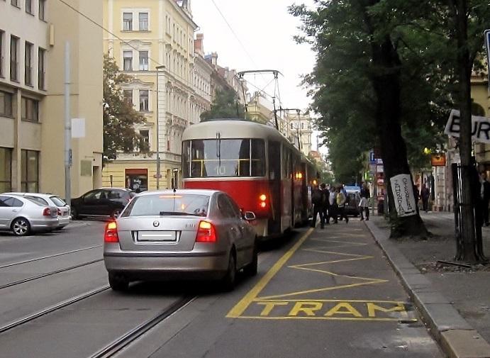 pruh pro cyklisty smí řidič jiného vozidla vjet v podélném směru rovněž tehdy, není-li přilehlý jízdní pruh pro toto vozidlo dostatečně široký.