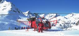 Mezi nejzn mïjöì st ediska, kter se tam nach zejì, pat Ì Courmayeur na patì masivu Mont Blanc, jenû kabinov lanovka p es Aig du Midi (3842) spojuje s francouzsk m Chamonix.