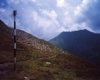 d e s t i n a c e R u m u n s k o RumunskÈ magistr le 4 V n dhernèm panoramatu 18. 7. 2002 Ráno v nádherném panoramatu v poklidu vařím, zašívám spacák a takové běžné věci.