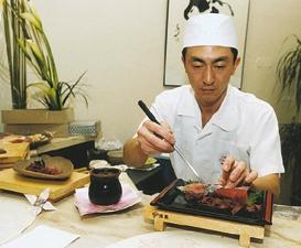 Zřejmě i obrovská koncentrace obyvatelstva přispěla k tomu, že vše, co nad zemí i pod zemí vypěstují (plody, oddenek, nať i kořeny) japonská kuchyně zužitkuje. Je to o krájení a zdobení.