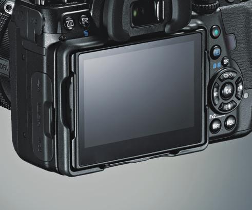 fotografa v optické ose i při změně nastavení polohy LCD.
