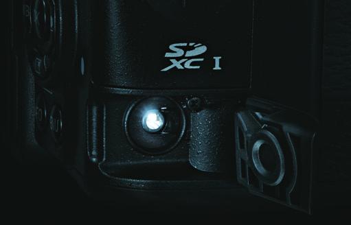 tmě Čtyři pomocná světla pro operační části jsou strategicky umístěná kolem těla fotoaparátu: v horní části bajonetu u značky pro nasazení objektivu, za LCD monitorem, ve slotu pro
