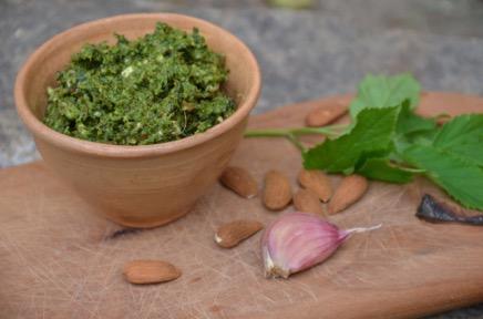 Bršlicové pesto Pesto prostě milujeme! Pokud se už v divokých bylinách orientujete, můžete sami začít experimentovat s různými kombinacemi.