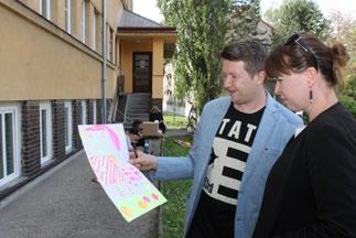 Velmi nás ale potěšilo, že neodradil diváky, kteří se z úkrytu v podloubí v přestávce mezi deštěm vždy vrátili na náměstí.