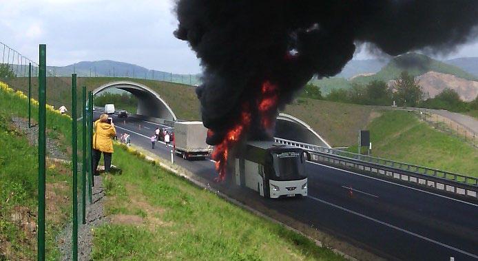 6 ZPRAVODAJSTVÍ 16. června 2017 Autobus se seniory začal za jízdy hořet Seniory z Bíliny zastihla při cestě na dovolenou v Sezimově Ústí velmi nepříjemná situace, začal jim hořet autobus.