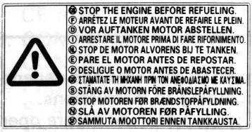 Za chodu motoru se nikdy nepohybujte v prostoru či v bezprostřední blízkosti podávacího šneku. V případě náhodného spuštění podávacího mechanizmu může dojít k vážnému poranění nohou.