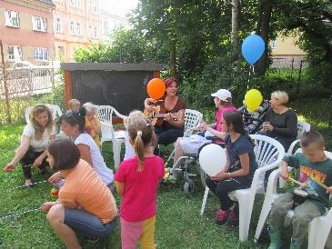 Str. 7 Výroční zpráva 2016 navštěvují i děti bez postižení a pracuje se v menších skupinách. Vedou je zkušení lektoři.