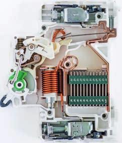 Hřebík se stal magnetem. Když proud přerušíme, hřebíčky odpadnou. Při tomto pokusu vznikl elektromagnet.