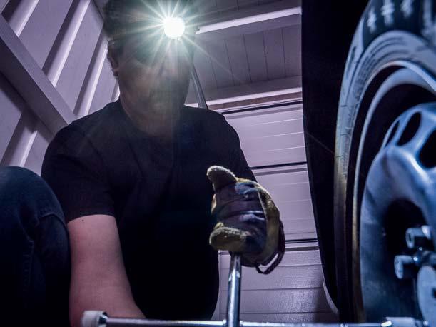 Jasná, kvalitní LEDka a integrovaná baterie zajišťuje světlo na 2 až 3 hodiny při světelném toku 300 lumenů, při nižším výkonu (světelný tok 60 lumenů) na více než 10 hodin.