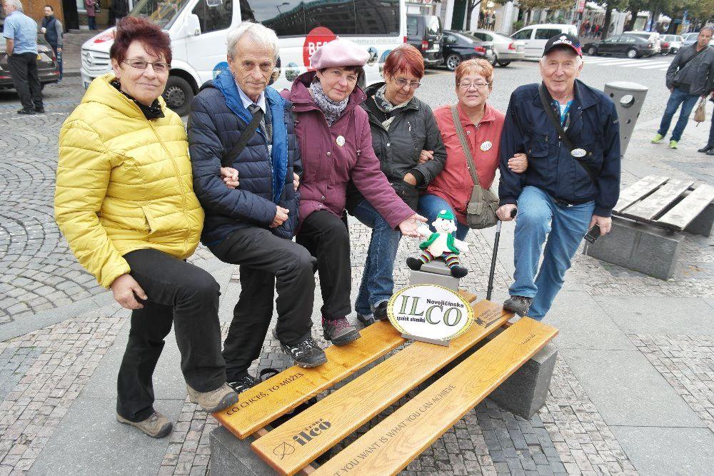 S.Tomík vyhlásil fotosoutěž o zajímavé foto na lavičce, kterou má České ILCO pronajatou na Václavském náměstí. Podrobnější informace naleznete ve Zpravodaji ILCO nebo na www.ilco.