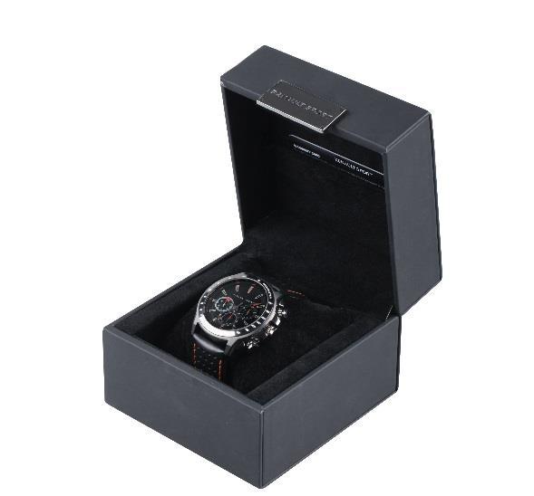 Chronografické hodinky Renault Sport Pouzdro ciferníku z nerez oceli, děrovaný kožený pásek s kontrastními švy.