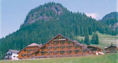 ALPY A JEZERA 100 m RESIDENCE REGINA DOLOMITI poloha: Malga Ciapela, centrum - 350 m, kabinová lanovka na Marmoladu - 100 m, Hotel Malga Ciapela - 650 m, Alleghe / jezero - 13,5 km vybavenost a