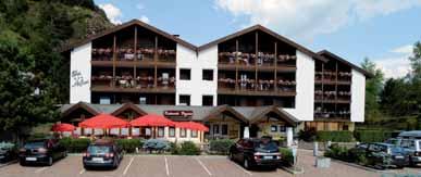 ALPY A JEZERA 1,3 km APARTHOTEL DES ALPES poloha: Cavalese - lokalita Marco, Cavalese centrum - 1,8 km, lanovka - 1,3 km vybavenost a služby: recepce / velká lobby / wi-fi připojení k internetu,