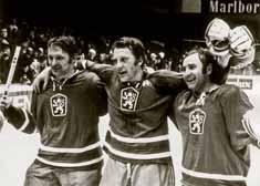 Šedesát pět let armádního vrcholového sportu 21 Hokej Stříbrný tým hokejové reprezentace ze ZOH 1968 1948 Hokej se v armádním vrcholovém sportu hrál už od počátku vzniku vojenských sportovních klubů.