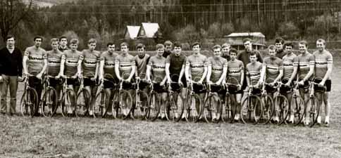 Šedesát pět let armádního vrcholového sportu 35 Cyklistika 1948 2013 Cyklistika byla zařazena do armády již v polovině roku 1946, a to u Posádkového