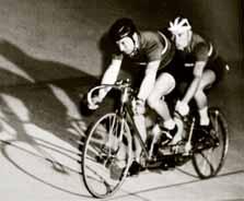 Sprint na dráze v Bratislavě. Vpředu Ladislav Fouček, který v roce 1955 vyrovnal světový rekord na klasický kilometr, později i světový rekord na 200 m s letmým startem, a Václav Machek.