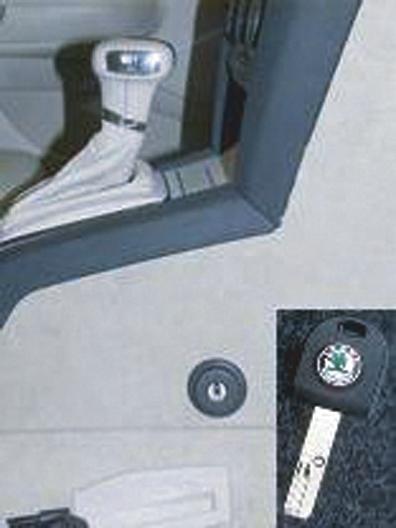 VNITŘNÍ VÝBAVA INNENAUSSTATTUNG INSIDE EQUIPMENT 04 Mechanické zabezpečení řazení Mechanische Wegfahrsperre Mechanical drive locking system DVC 600 003 Octavia, Octavia Combi - určeno pro