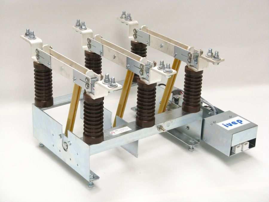 Typ FM - svorkovnice, signalizace a pohon tvoří jeden celek - minimalizovaná celková šířka odpojovače - nízká hmotnost Type FM - terminal boards, indication elements and drive mechanism shaping one