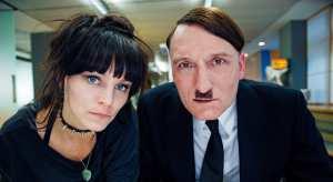 Berlín je plný cizinců a v Německu vládne žena. Hitler se ale rychle rozkoukává a začíná novou kariéru díky televizi. Sice nikoliv ve funkci vůdce národa, ale jako komik.