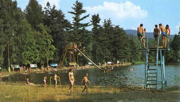 Obrázek 77 Novoveské koupaliště, r. 1975 Zdroj: Doubek, 1975 Koupaliště svému účelu sloužilo i v pozdější době, i když areál včetně budovy hostince i okolního mobiliáře postupně chátral.