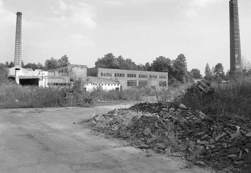 v areálu stojící a zlikvidována byla i železniční vlečka, jímky, záchytné vany a čerpací stanice, které byly silně znečištěny ropnými produkty.