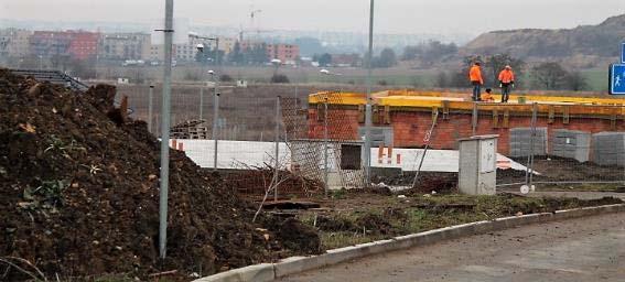 Problém je v tom, že minulé vedení obce dalo investorovi volnou ruku a toho nezajímalo, že lidé nemají přístup do obce, bez použití auta (nebyla ani autobusová zastávka).