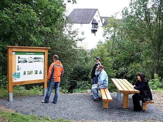 Obrázek 19 Naučná stezka kolem obce Poustka, Ostroh Zdroj : Karlovarský kraj, 2009 Současnost obce Poustka Poustka, Ostroh a osada Drahov byly v 70. letech připojeny k Františkovým Lázním.