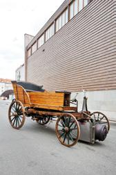 MUZEA nachází funkční maketa experimentálního uspořádání 18 fotoaparátů pro sériovou fotografii, jak ji používal v Kalifornii E. J. Muybridge v 70. letech 19. století.