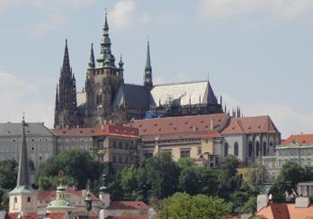 PRAŽSKÝ HRAD PRAŽSKÝ HRAD SÍDLO ČESKÝCH KNÍŽAT A KRÁLŮ OD KONCE 9. STOLETÍ, KTERÉ SE VYVÍJÍ NEPŘETRŽITĚ PO JEDENÁCT SET LET. DNES SÍDLO PREZIDENTA REPUBLIKY.