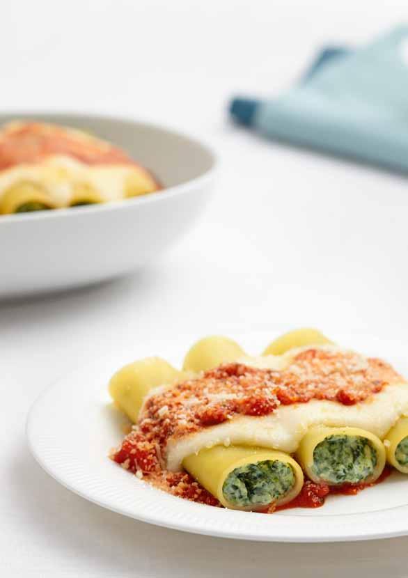 Cannelloni plněné ricottou se zapečeným sýrem Scamorza, špenátem a rajskou omáčkou Porce: 4 Doba přípravy: 45 min Doba pečení: 1h Obtížnost: průměrná Náplň: 500 g špenátu, sůl, 2 stroužky česneku,