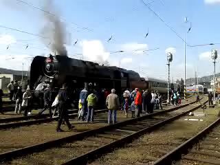 Ať již tedy vložíte do snímku video prvním nebo druhým způsobem, zobrazí se vám dvě nové kontextové karty Formát a Přehrávání sloužící pro podrobnější nastavení vlastnosti vloženého videa.