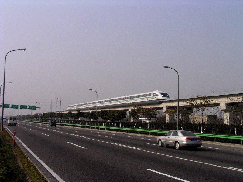 Shanghai Maglev Train (SMT) První a dosud poslední komerční projekt německého systému Transrapid spojuje letiště Shanghai