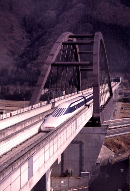 Nejvyšší sklon trati bude 40 a minimální poloměr oblouku 8 000 m. Stavba tratě byla zahájena v roce 2014 s termínem dokončení v roce 2027, prodloužení do Ósaky má být zprovozněno v roce 2045.