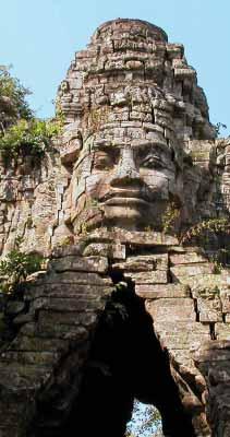 Začátek u jížního vstupu South Gate, prohlídka řady soch, zbytků chrámů, terasa slonů, Baphuon, Royal Enclosure, Phimeanakas, Bayon Temple.