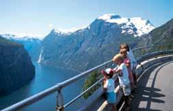 Panoramatická cesta po březích Randsfjordu a přes Leiru povede k úpatí nejvyššího pohoří Norska Jotunheimen a bude pokračovat údolím řeky Sjoa do Dombasu a horského střediska Björli. 4. den: snídaně.