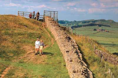 Zastávka v úchvatném městě Durham, jemuž vévodí katedrála a hrad. Cestou do Skotska přes hraniční oblast Borders zastávka u Hadriánova valu a v Jedburgh s torzem středověkého opatství.