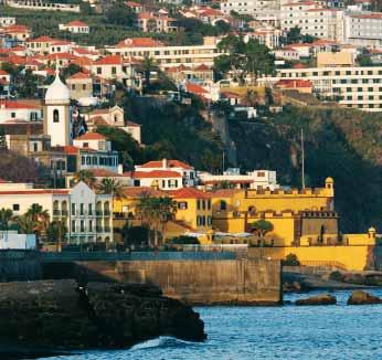 starou silnicí vytesanou v útesu do Porto Moniz zastávka na koupání v přírodních lávových bazénech (1,5 2 hod.