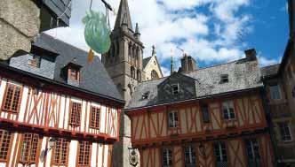 den: po snídani krátká zastávka ve měste Chartres, fakultativně možnost návštěvy katedrály, přejezd do města Rennes, středověkého města s řadou hrázděných domů, odjezd do Carnacu prohlídka