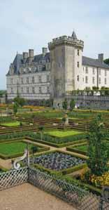 [FLD ] Zámky na Loiře autokarem Paříž Chenonceau Villandry Tours Amboise Blois Chambord Cheverny > FRANCIE 1. den: odjezd z ČR ve večerních hodinách, noční přejezd do Francie. 2.