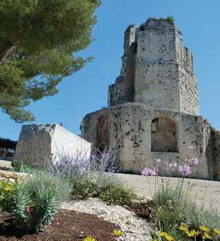 den: snídaně, odjezd do Nimes (park De la Fontaine, antická knihovna, věž Magne, antický chrám Maison Carré, aréna; odjezd do Uzes, centra stejnojmenného vévodství, prohlídka historického centra (věž