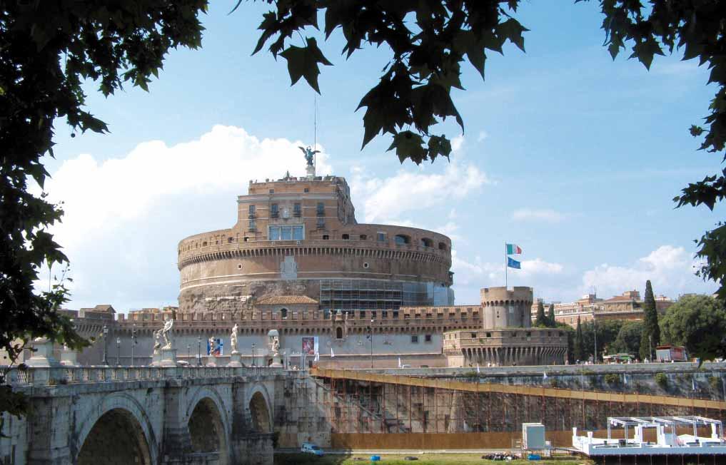 > ITÁLIE Andělský hrad Monumentální stavbu Andělského hradu (Castel Sant Angelo) nechal postavit po vzoru etruských náhrobků ještě za svého života římský císař Hadrián v letech 76 až 138 jako své