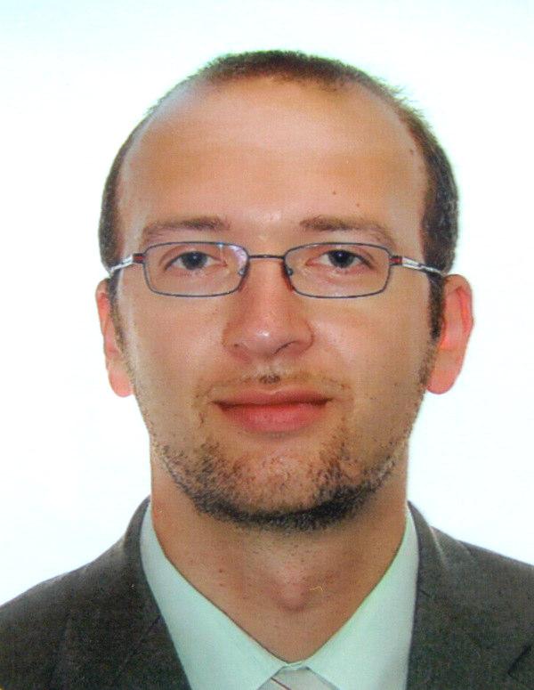 Ing. Josef Kušika absolvoval v roce 1999 Fakultu managementu Vysoké školy ekonomické v Praze.